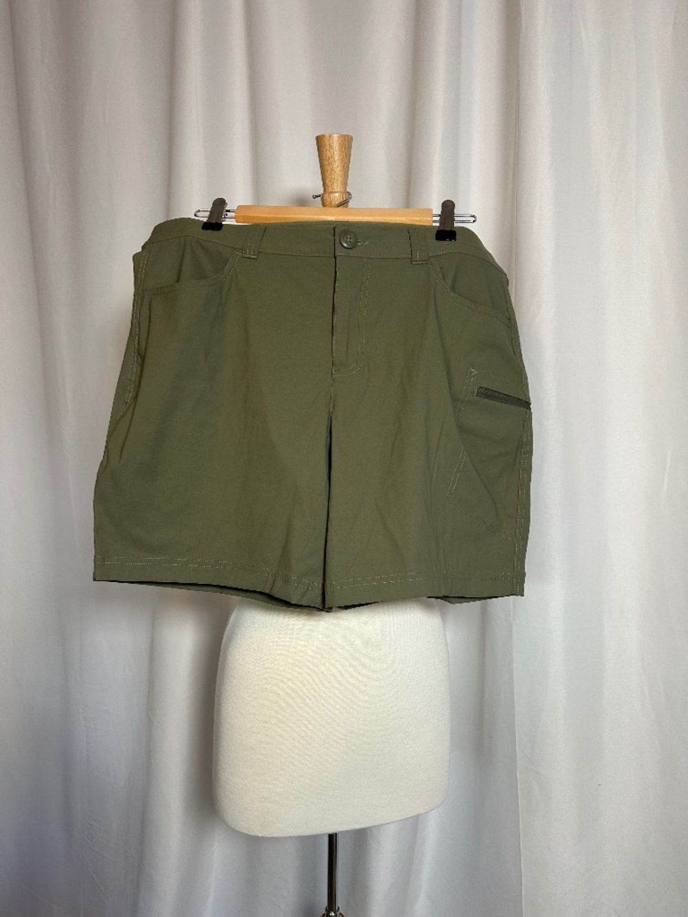 NWT EDDIE BAUER GREEN RANIER SHORTS - SIZE 12